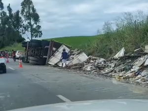 Carreta tomba na BR-101 em Joaquim Gomes e carga é saqueada