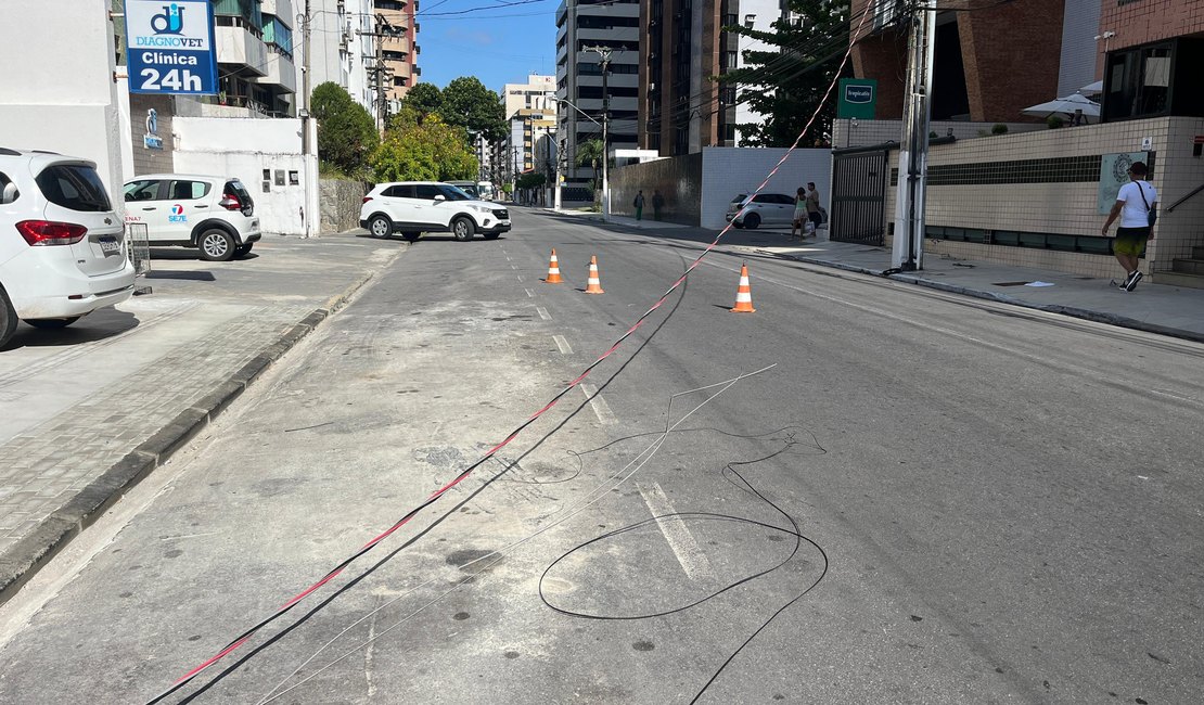 [Vídeo] Poste cai e fios acabam espalhados pela pista, na Ponta Verde