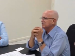 Teófilo volta à prefeitura na data-limite para não ser afastado