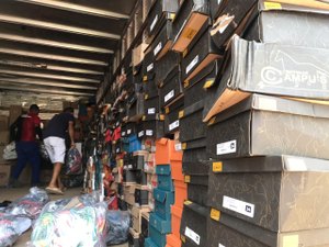 [Vídeo] Operação em Arapiraca apreende mais de 50 mil pares de calçados falsificados