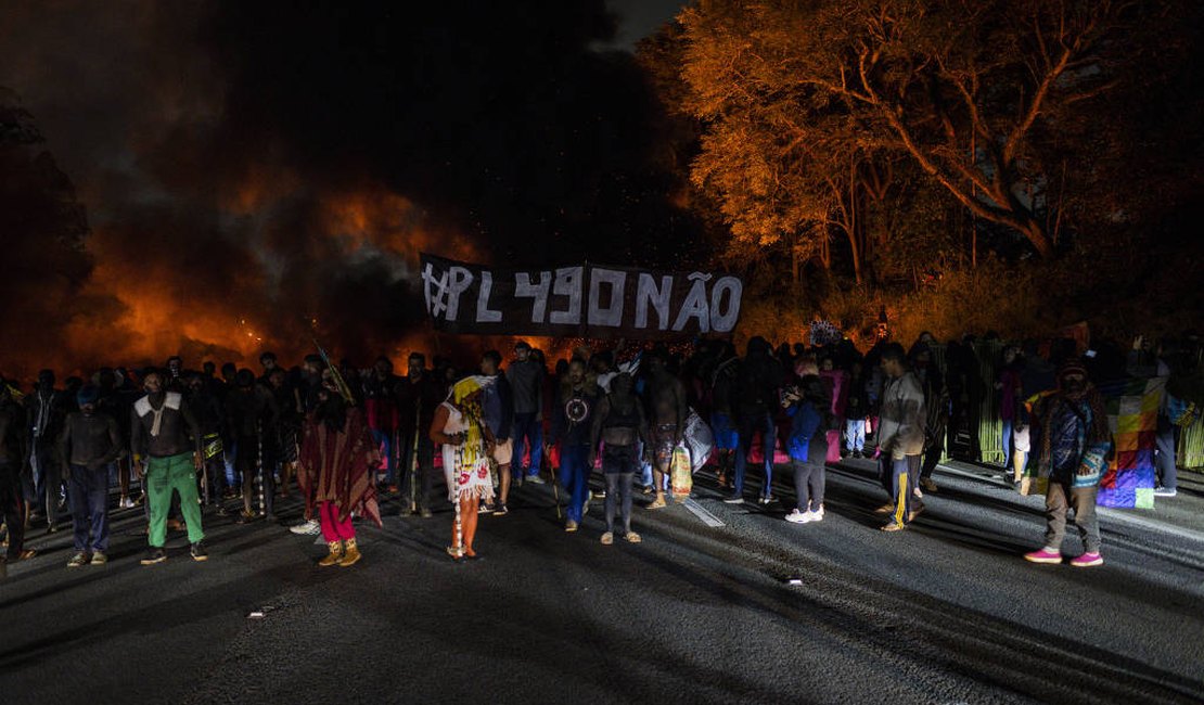 Indígenas Guaranis bloqueiam rodovia dos Bandeirantes em reação à votação do marco temporal