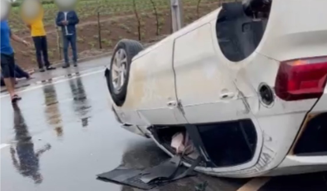 Carro capota e mulher fica ferida com lesão na cabeça em Arapiraca