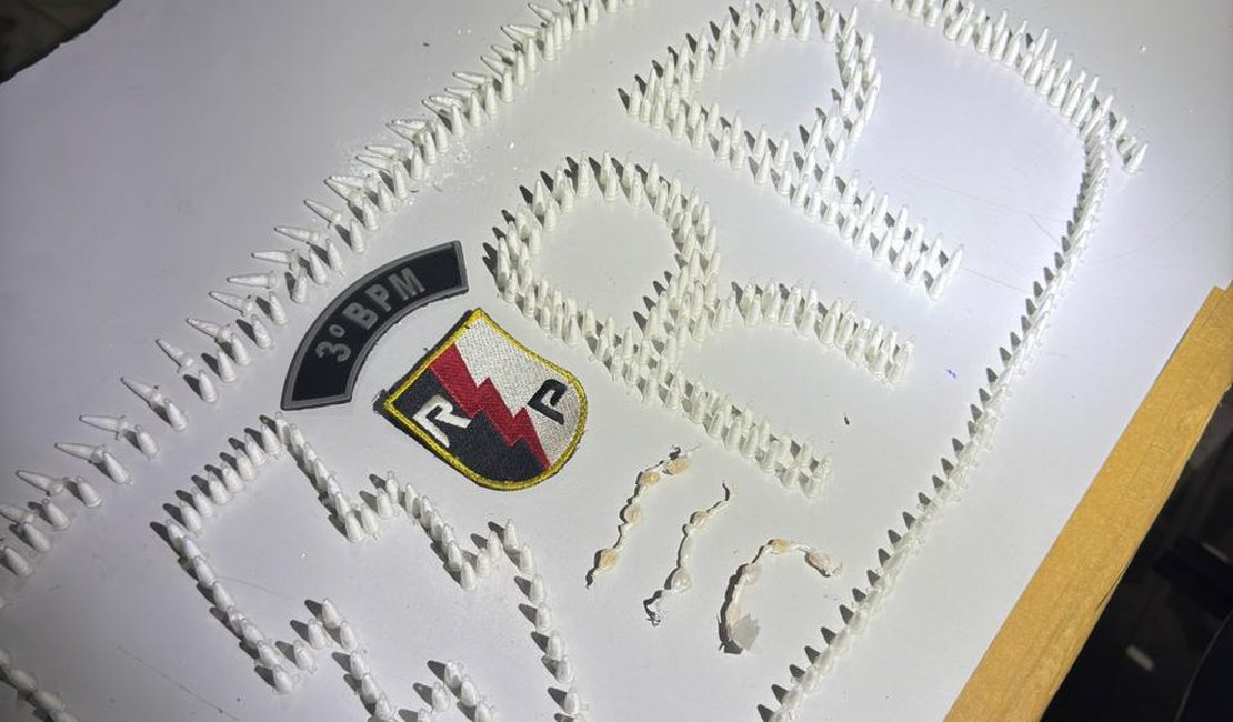 PM apreende drogas e simulacro de arma de fogo em Delmiro Gouveia e Arapiraca