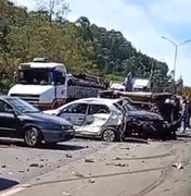 Acidente grave envolvendo mais de 20 veículos causa engavetamento na BR-040