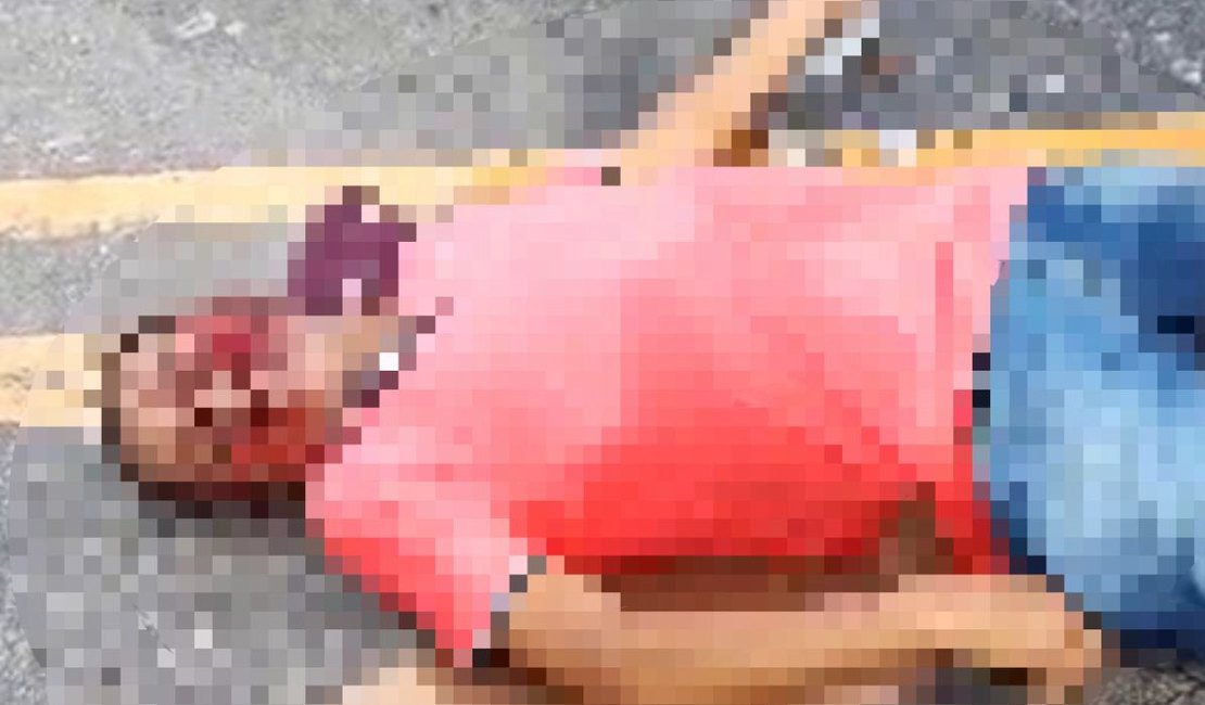Homem morre após colidir moto com reboque carregado de colchões em curva próximo a Cacimbinhas