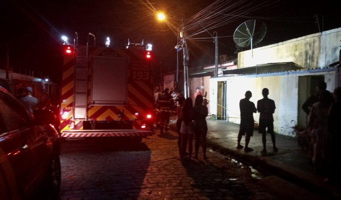 [Vídeo] Vela acesa pode ter sido a causa do incêndio em residência em Arapiraca
