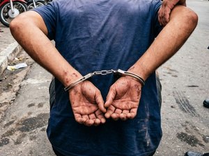 Homem é acusado de abusar de criança e populares quebram portão para agredi-lo em Igaci