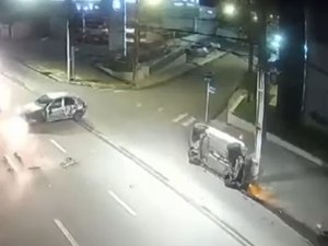 Câmera registra colisão e capotamento de carro na Avenida Gustavo Paiva