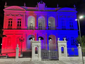 Palácio dos Martírios é iluminado nas cores das bandeiras de Alagoas e da França