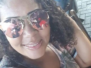 Mulher é assassinada com tiro de fuzil no rosto na frente de três filhos