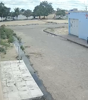 [Vídeo] Homem é flagrado tentando furtar moto em frente a residência em Arapiraca