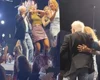 Moacyr Franco beija mulher na boca e puxa cabelo de fã em evento
