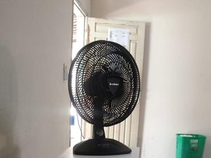 Universitários levam ventiladores para conseguir assistir aulas na Uneal