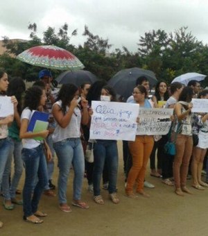 Em manifestação, estudantes cobram acordo entre Prefeitura de Arapiraca e Ufal