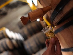 Brasileiro consome mais cachaça com o país em crise, aponta pesquisa