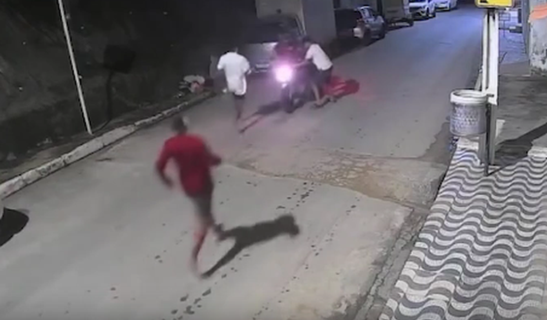 Moto de entregador assaltado e espancado é recuperada em Maceió e mulher é presa