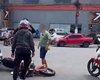 Após colisão entre carro e moto, condutores discutem no meio da rua em Arapiraca