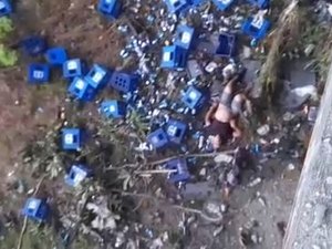 [Vídeo] Motorista é arremessado em ponte durante acidente na BR-101 em Porto Real do Colégio