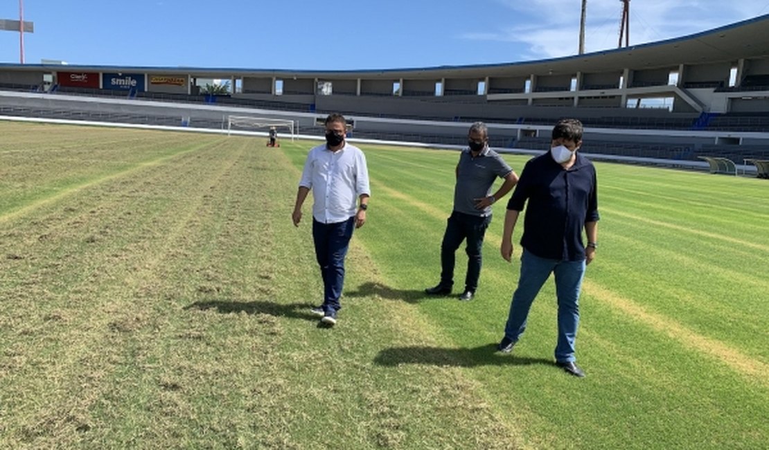 Selaj promove tratamento intensivo no gramado do Estádio Rei Pelé