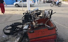Não há informações se o fogo que destruiu todo o veículo foi em função de um acidente ou se a motocicleta foi incendiada de forma criminosa