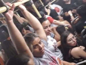[Vídeo] Passageiros denunciam superlotação em linha da Viação Feiragrandense