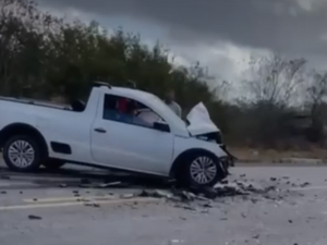 [Vídeo] Colisão entre dois carros deixa feridos na BR-423, em Inhapi