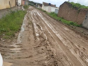 [Vídeo] Buracos e lama: moradores do bairro Guaribas apelam por pavimentação