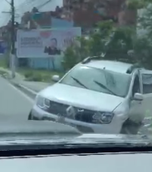 [Vídeo] Acidente entre carros deixa trânsito lento na ladeira do Extra