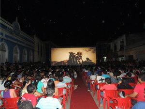 Moradores de Porto Calvo ficam encantados com cinema ao ar livre