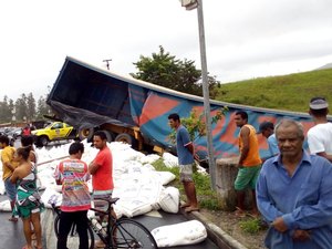 Vídeo: acidente envolvendo carro e caminhão interdita a BR-104, em Murici