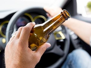 Motorista embriagado é preso após colidir em veículo estacionado