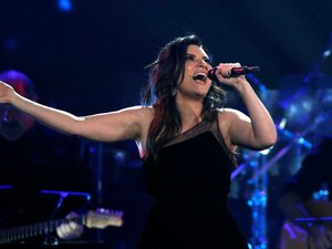 Laura Pausini canta embaixo de chuva na estreia em Cuba