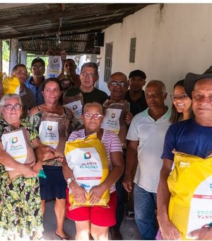 Agricultores do município de Japaratinga recebem sementes de milho e feijão