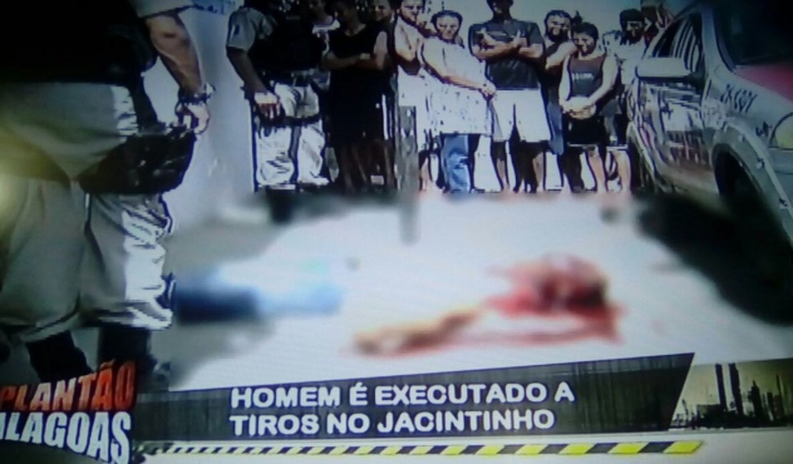 Homem é assassinado com três tiros na cabeça próximo a ponto de ônibus