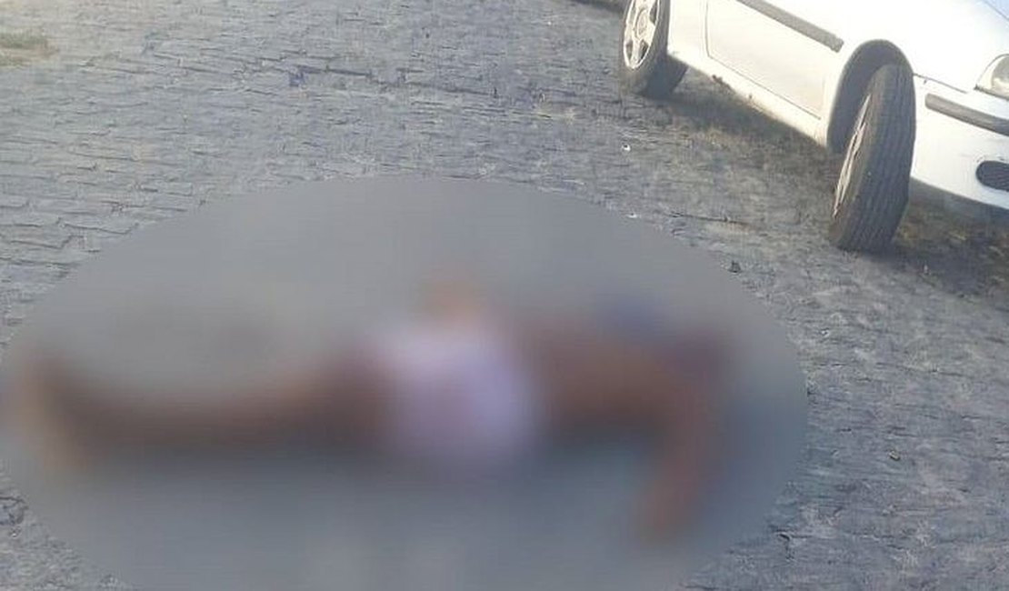 Homem é morto e corpo é encontrado caído na pista no bairro do Jacintinho