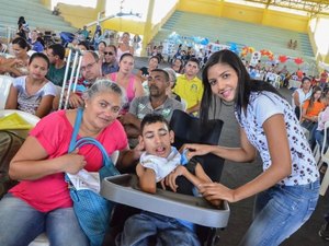 Prefeitura e Pestalozzi entregam cadeiras de rodas