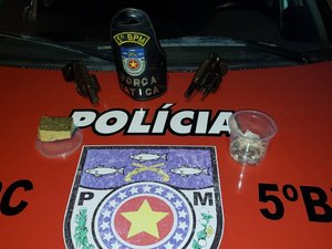 PM apreende drogas e armas no bairro do Benedito Bentes