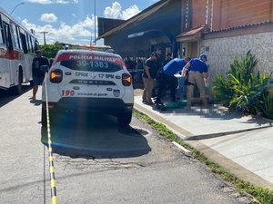 A caminho do trabalho, ajudante de pedreiro é morto com tiros nas costas no Jacintinho