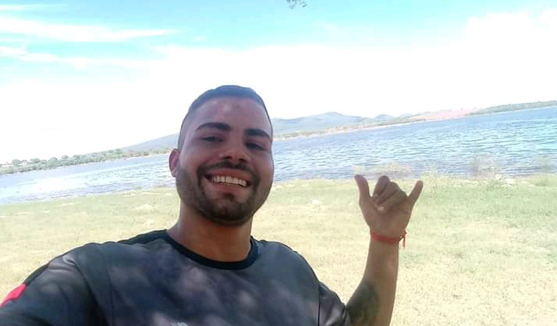 Jovem de 27 anos é surpreendido por criminosos em uma moto e executado a tiros em Arapiraca
