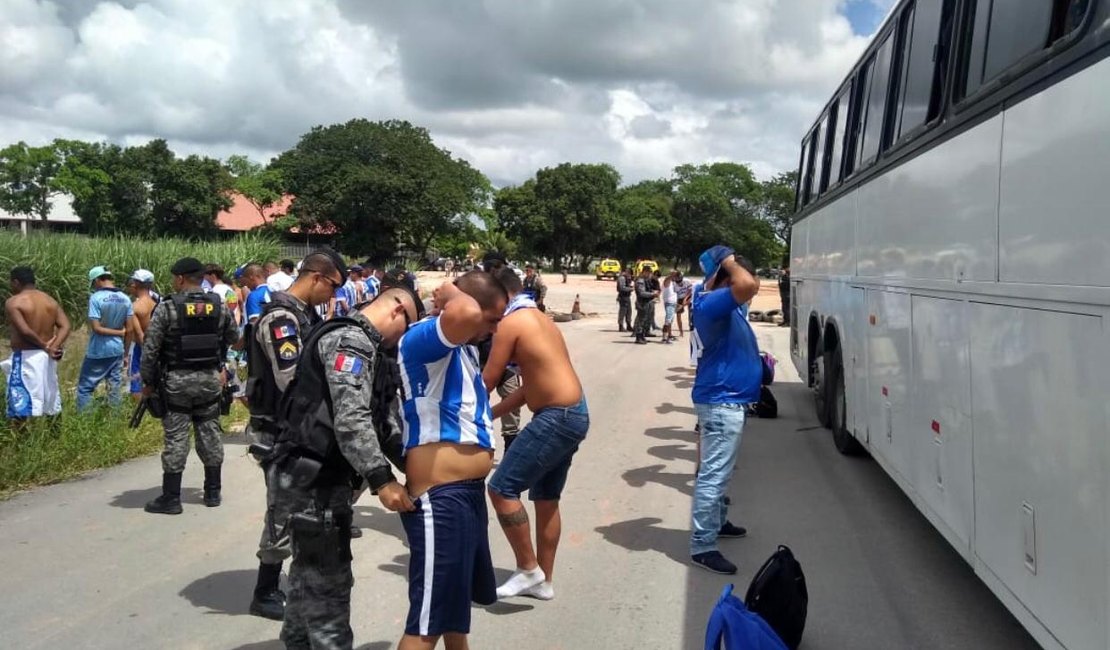 Ação conjunta apreende rojões com torcedores do CSA na BR-104