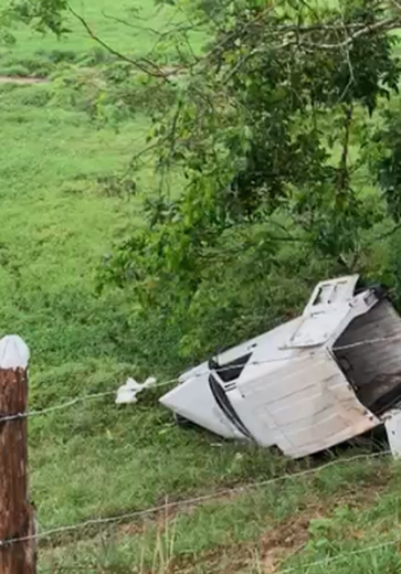 Veículo de aplicativo cai em ribanceira no município de Chã Preta, em Alagoas