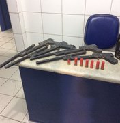 Polícia flagra homem com arma e munições em Fernão Velho; menor acaba apreendido
