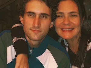 Adriana Esteves e filho recriam cena de Carminha em 'Avenida Brasil'