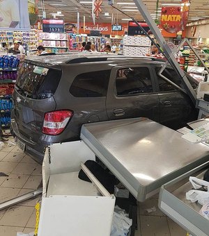 [Vídeo] Motorista invade supermercado na Av. Fernandes Lima