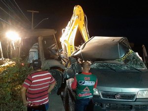 [Vídeo] Retroescavadeira transportada por caminhão cai e colide em van na AL 220