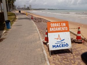 Prefeitura inicia obras para reconstruir calçadão derrubado pela maré
