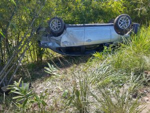 Veículo tomba e deixa homem ferido em São Luís do Quitunde