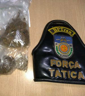 Jovem é preso em flagrante tentando abandonar sacola com drogas 
