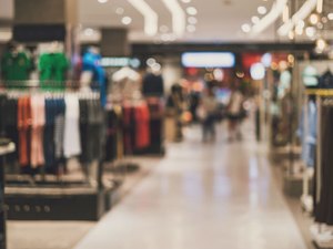 Mulher é flagrada tentando furtar roupas e objetos de loja em shopping de Maceió