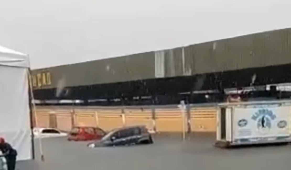 [VÍDEO] Chuva forte deixa pontos alagados e carros submersos em Maceió